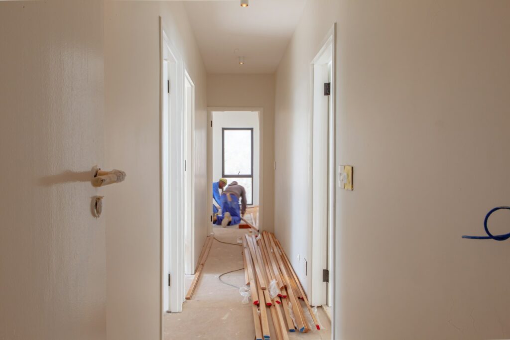Altbau sanieren: Handwerker arbeiten an der Fassade eines Hauses