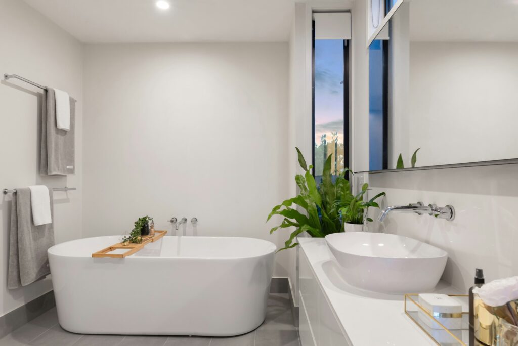 Freistehende Badewanne mit Grünpflanze