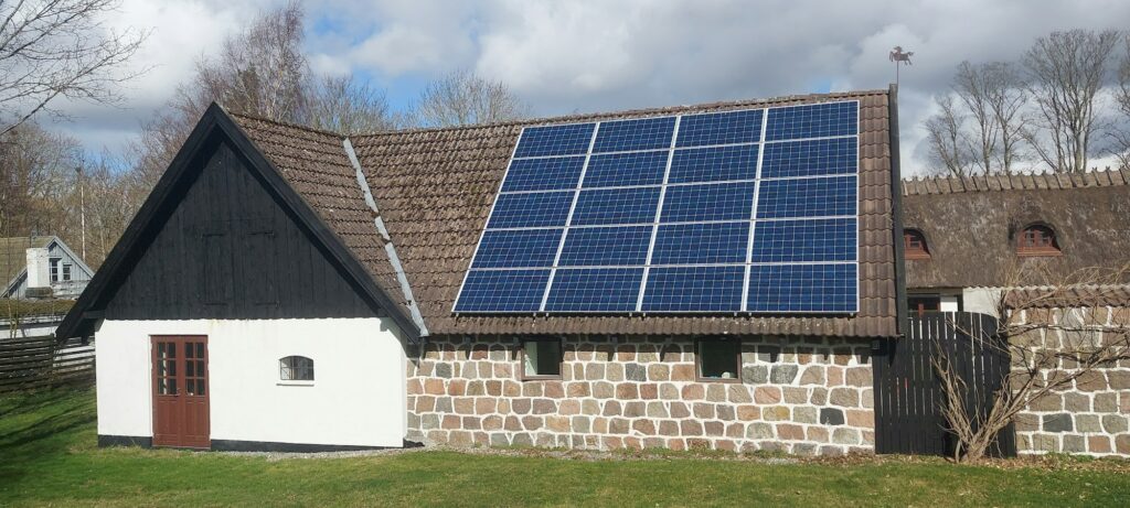 Haus mit Solarmodul auf dem Dach