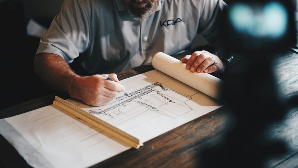 Architekt zeichnet einen Bauplan