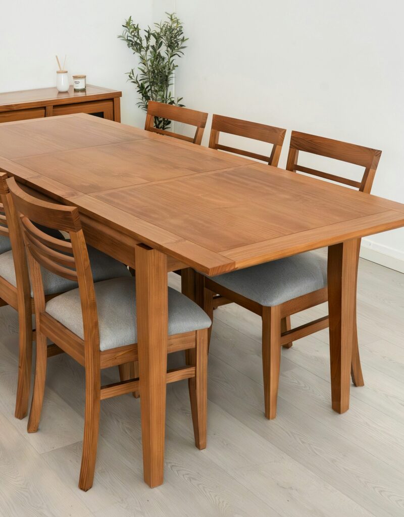 Esszimmer gestalten: Holz-Esstisch mit sechs Polsterstühlen in einem hellen Raum