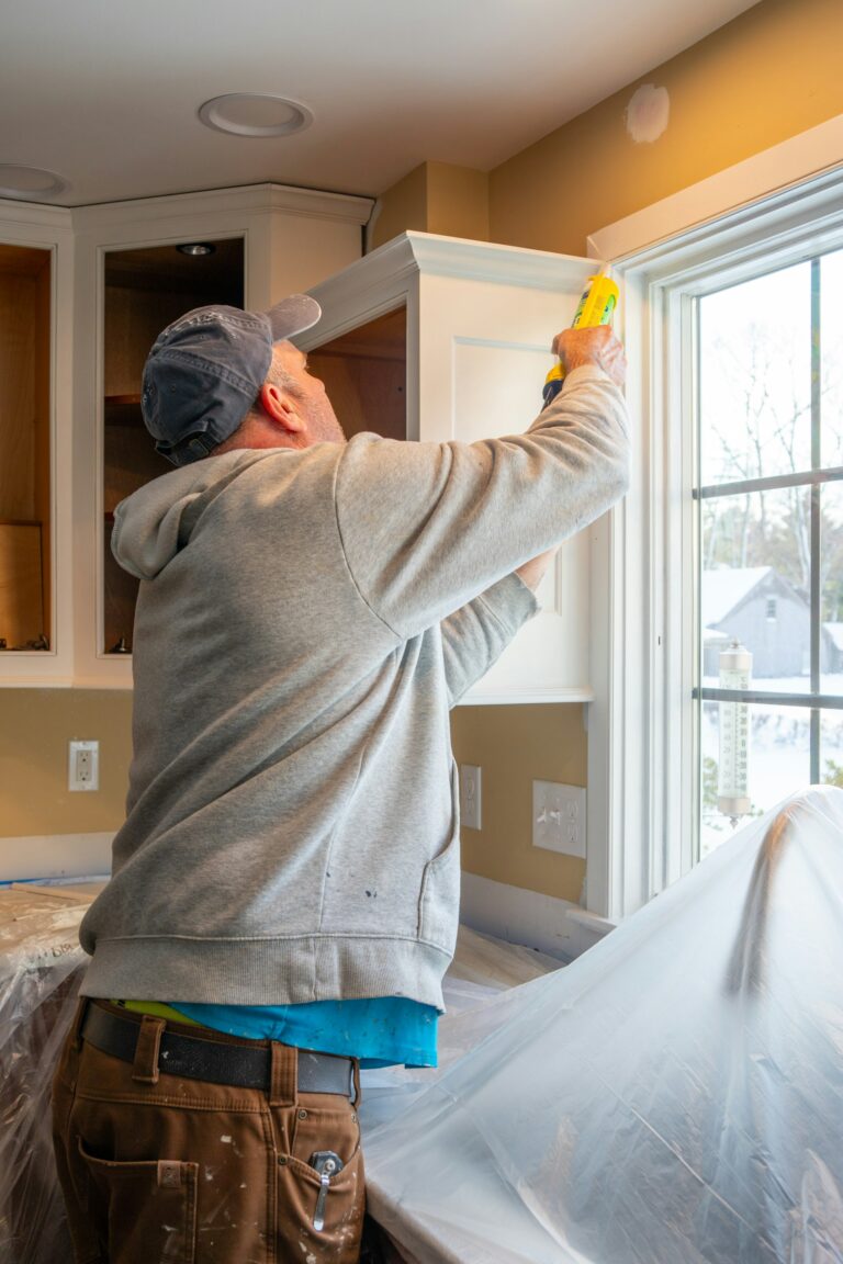 Fensterrahmen wird neu abgedichtet