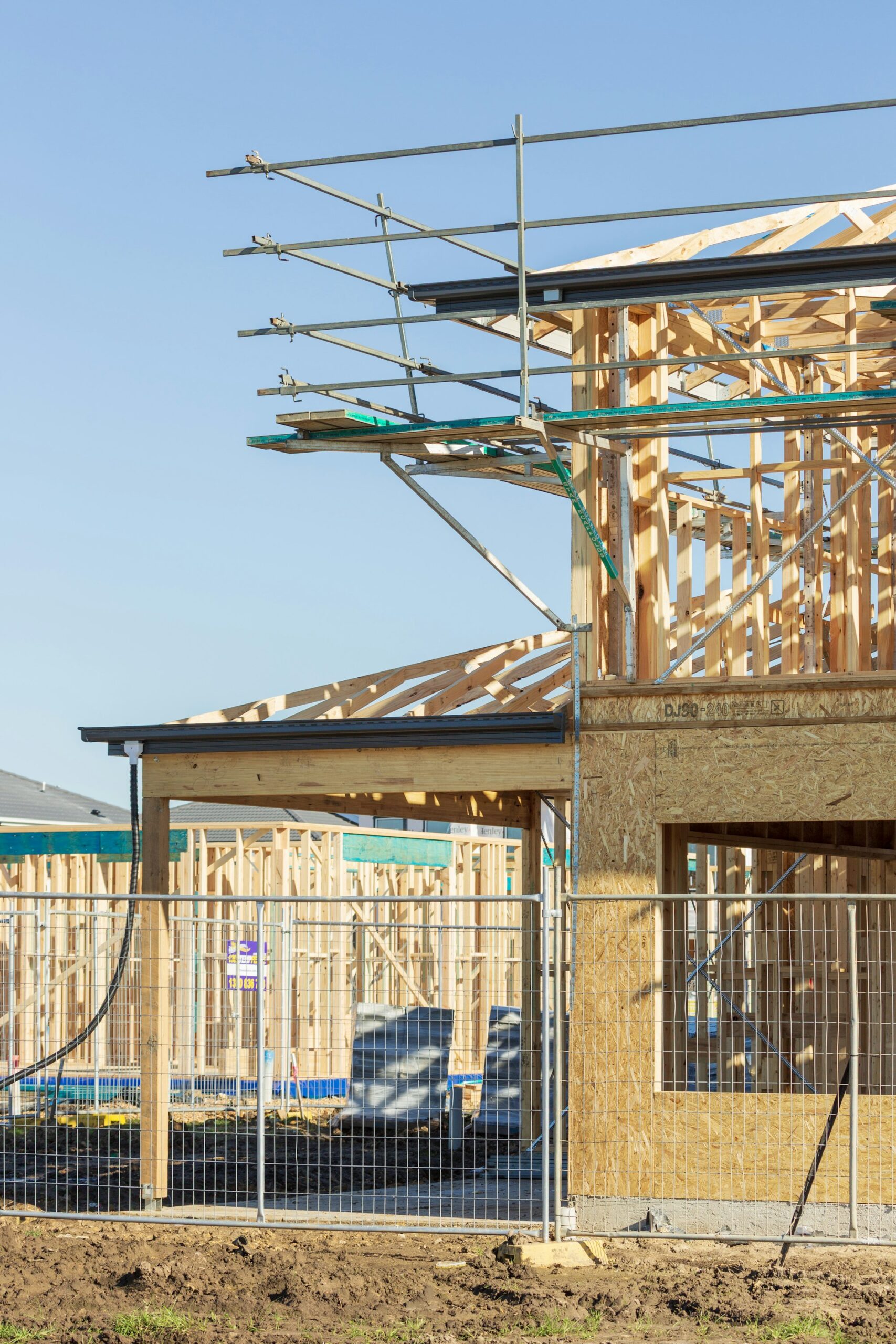 Neubau mit Holzständerwerk und Gerüst