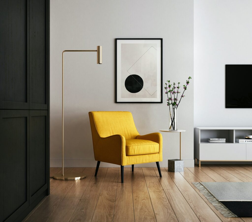 Gelber Holzsessel vor einer hellen Wand