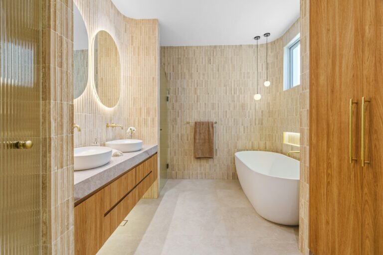 Bad mit freistehender Wanne und Holzwaschtisch
