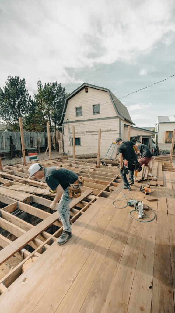 Handwerker bauen eine Holzterrasse