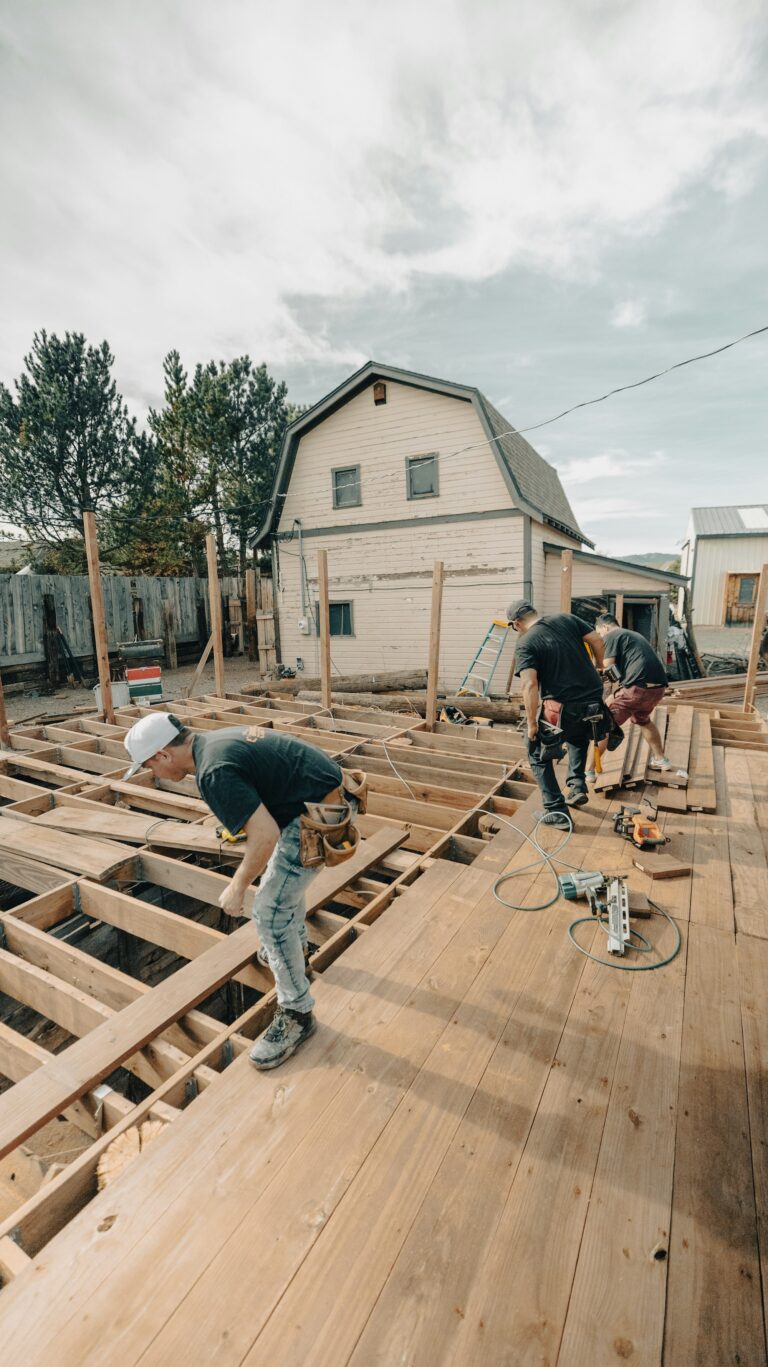 Handwerker bauen eine Holzterrasse