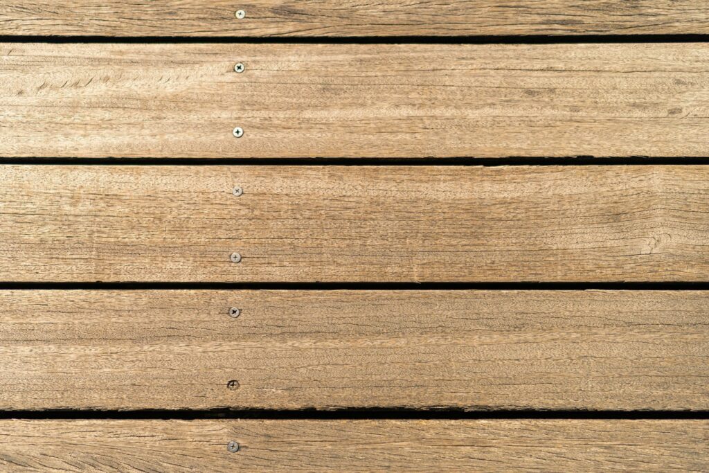 Holzterrasse bauen: Nahaufnahme verschraubter Holzdielen mit gleichmäßigen Fugen
