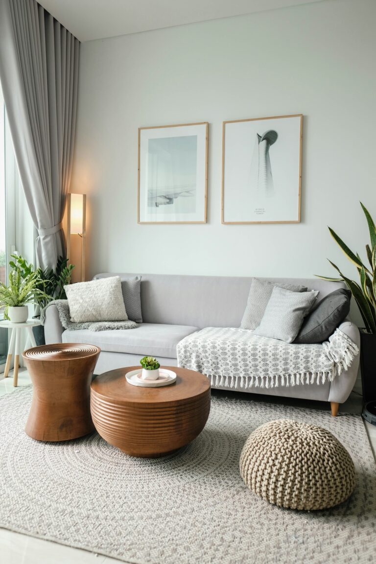 Wohnraum mit großem Fenster und viel Tageslicht