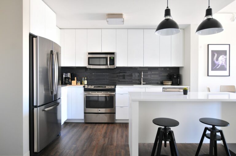 Moderne Küche mit Edelstahl-Kühlschrank