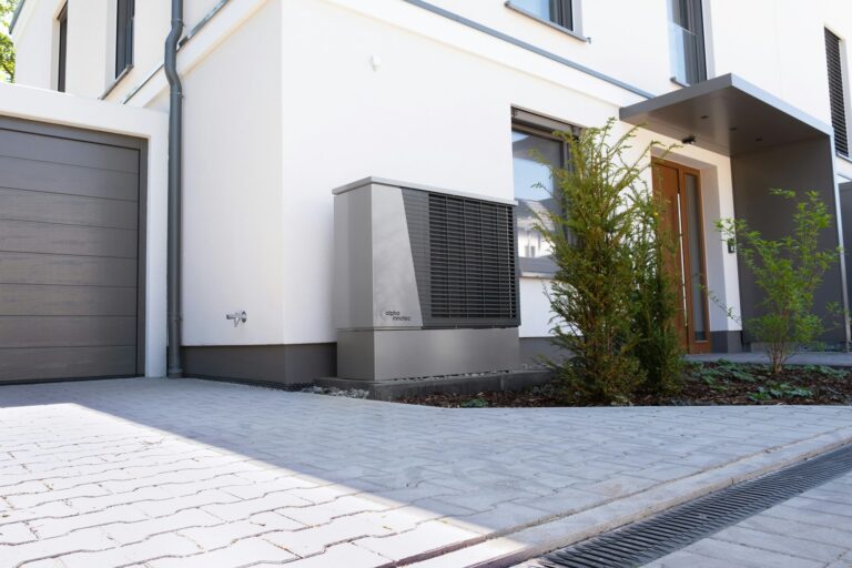 Modernes Haus mit Wärmepumpe